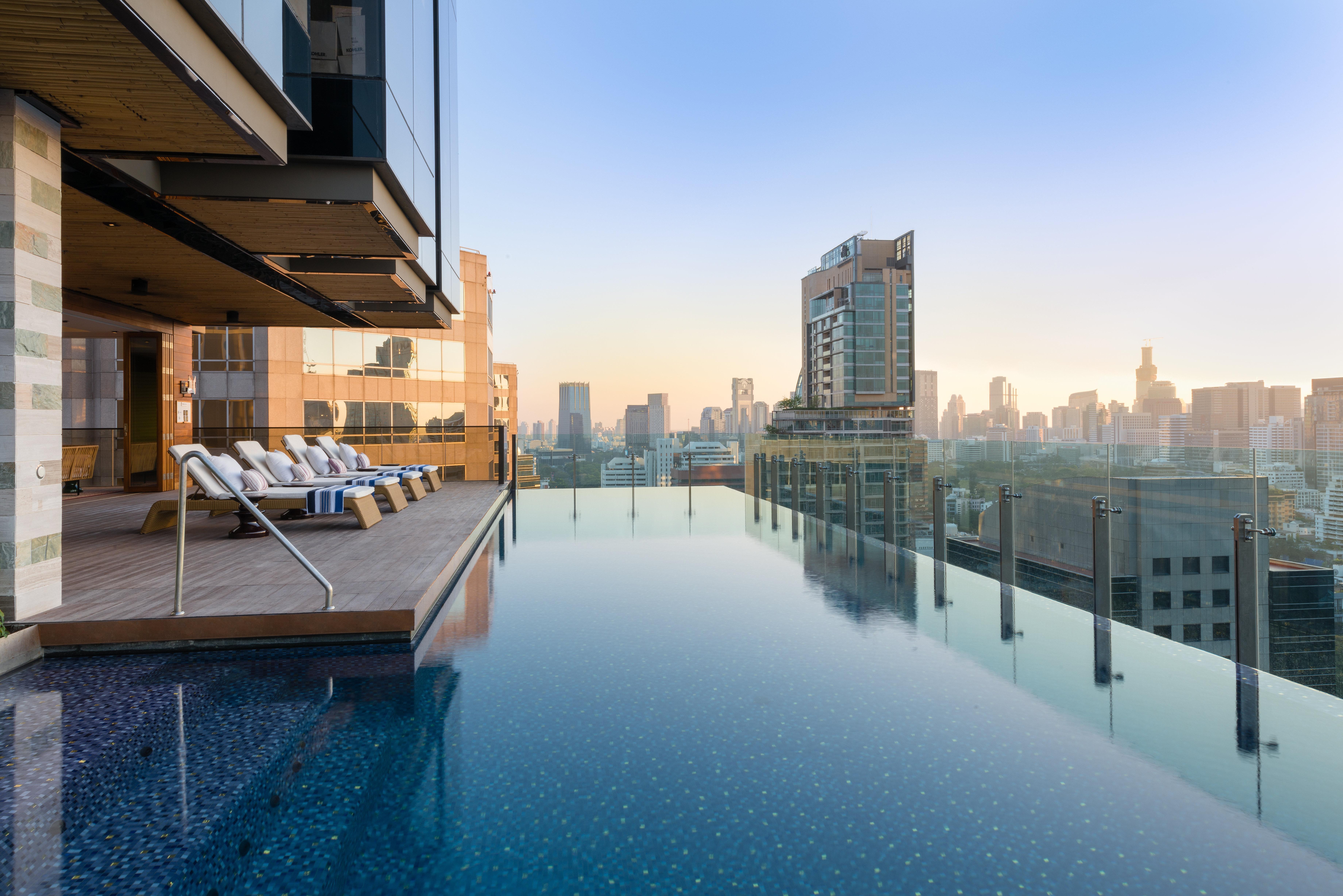 Hotel Indigo Bangkok Wireless Road By Ihg Zewnętrze zdjęcie Infinity pool at the hotel