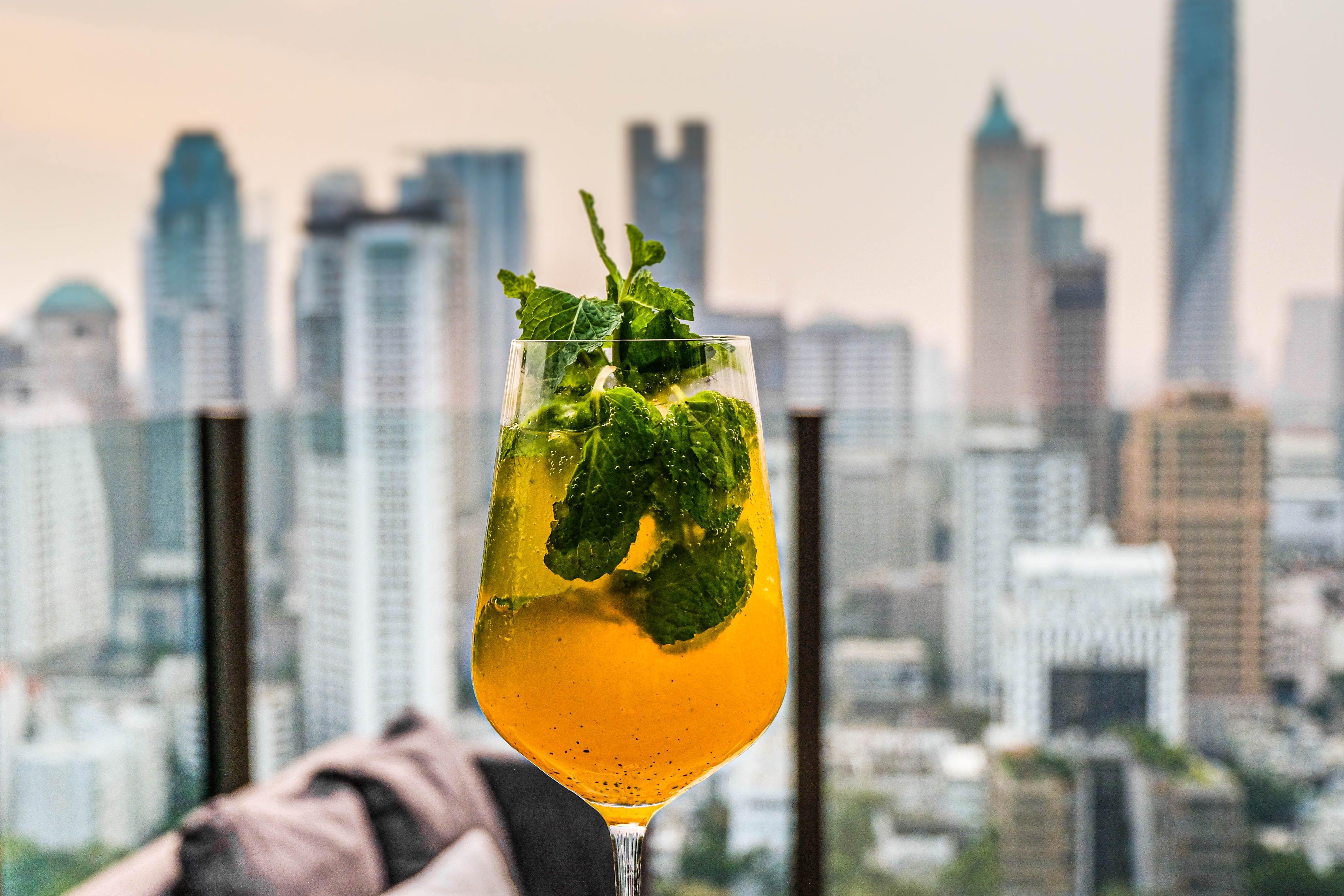 Hotel Indigo Bangkok Wireless Road By Ihg Zewnętrze zdjęcie A glass of Thai-style Thai tea soda