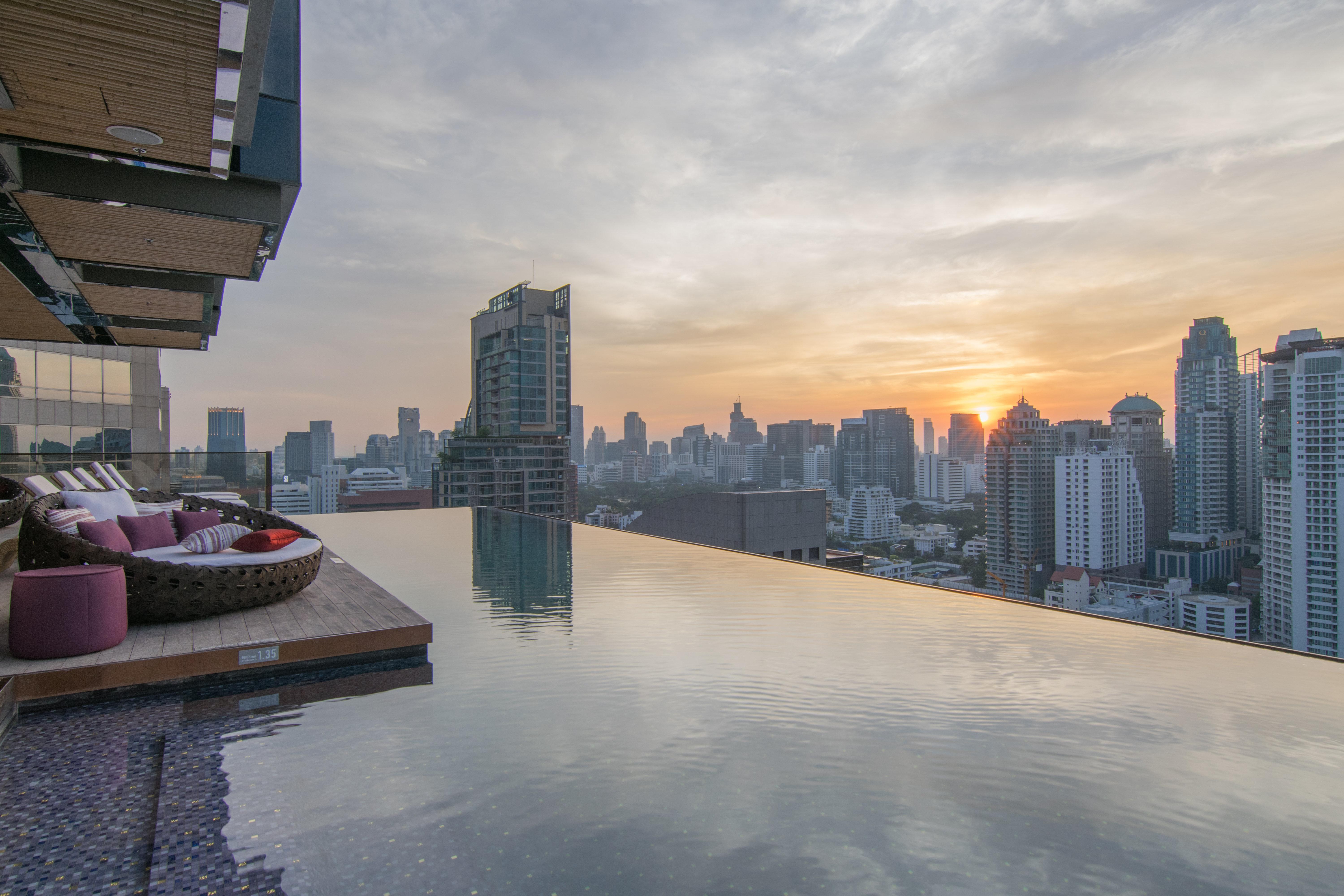 Hotel Indigo Bangkok Wireless Road By Ihg Zewnętrze zdjęcie View from the rooftop pool