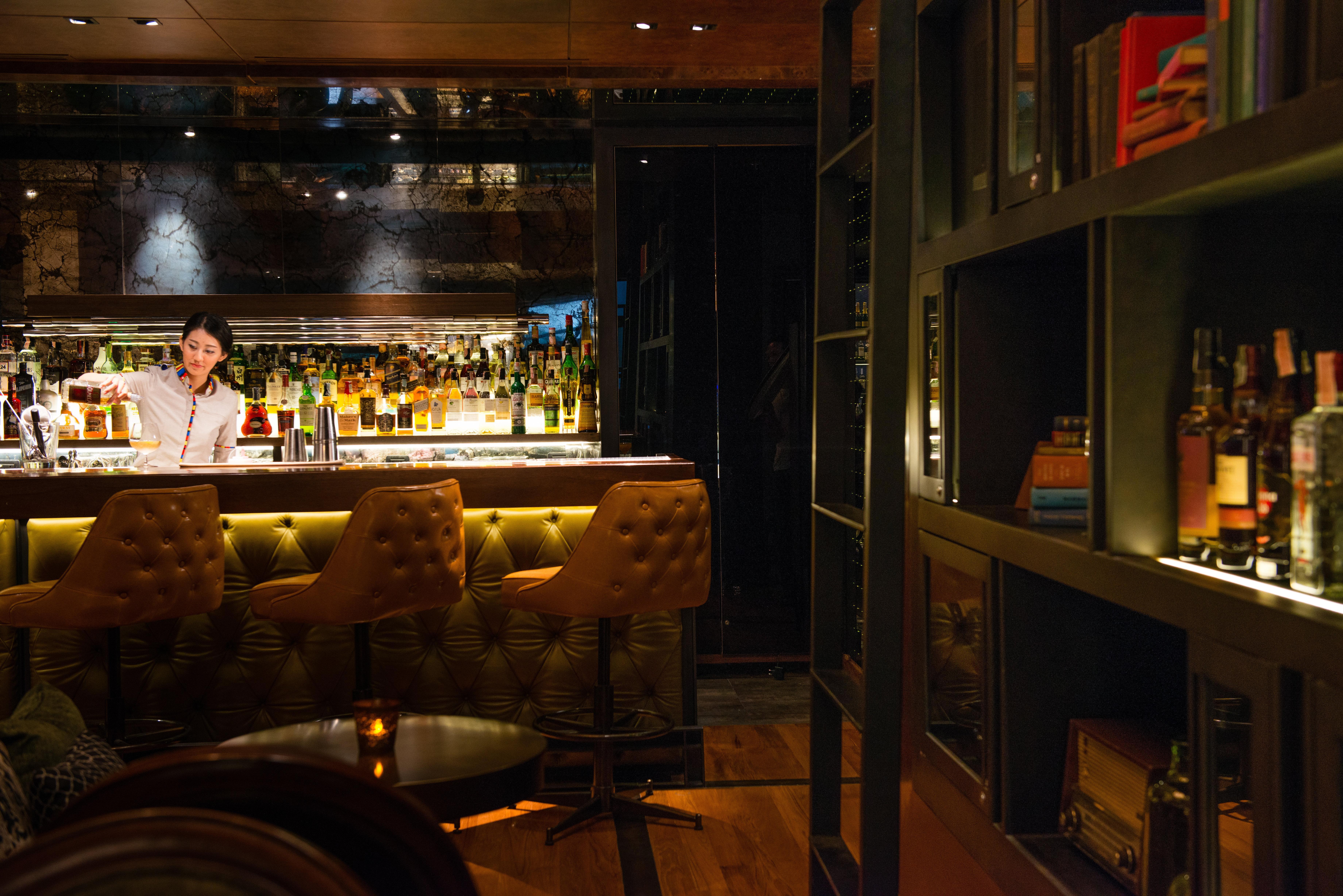 Hotel Indigo Bangkok Wireless Road By Ihg Zewnętrze zdjęcie The bar at the Mandarin Oriental, Hong Kong