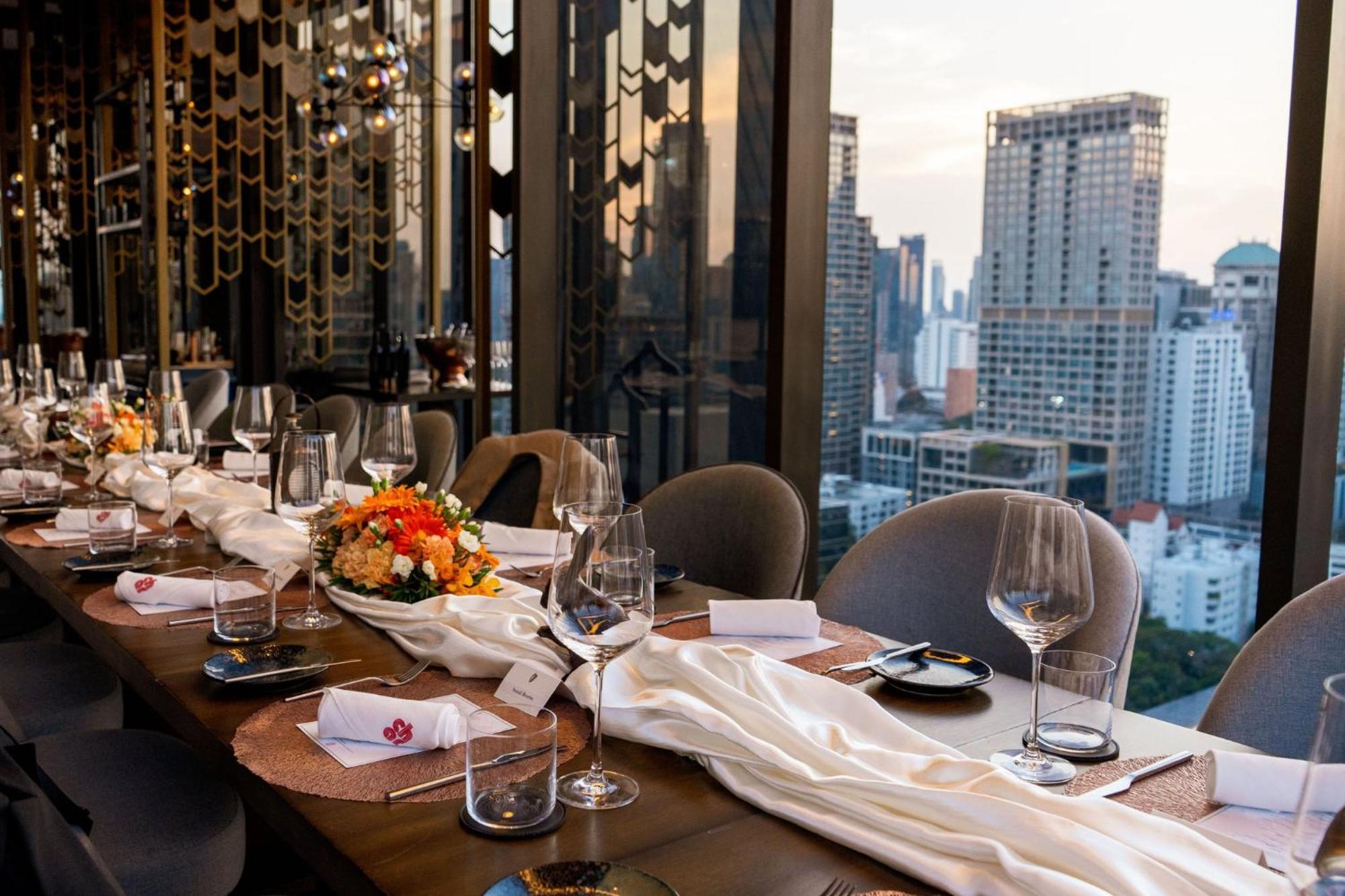 Hotel Indigo Bangkok Wireless Road By Ihg Zewnętrze zdjęcie The Club at U Sathorn