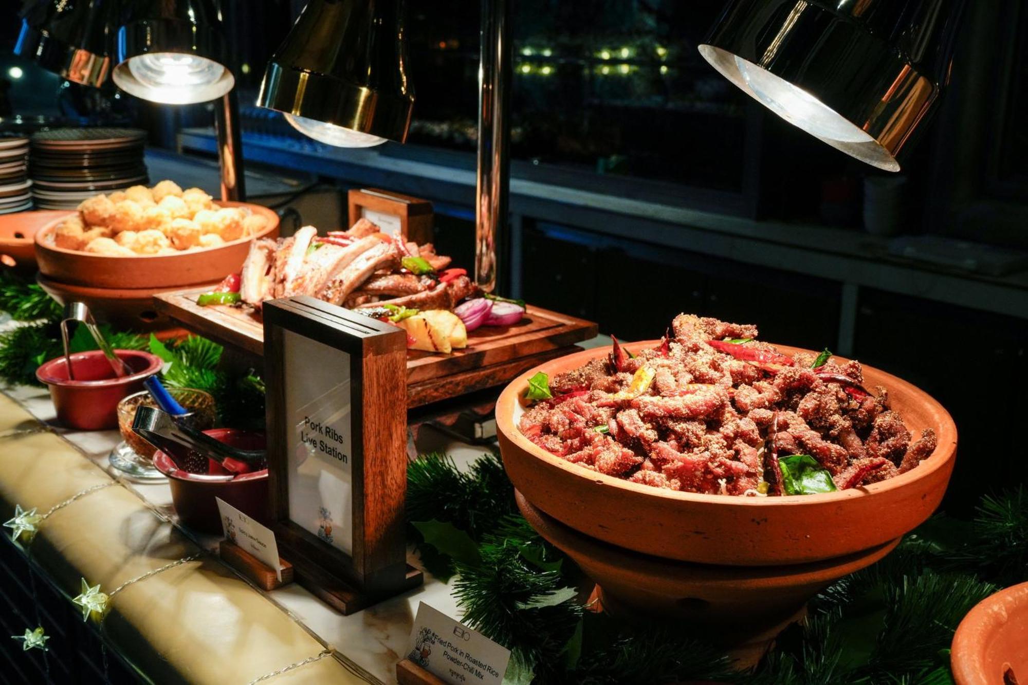 Hotel Indigo Bangkok Wireless Road By Ihg Zewnętrze zdjęcie A buffet at a hotel