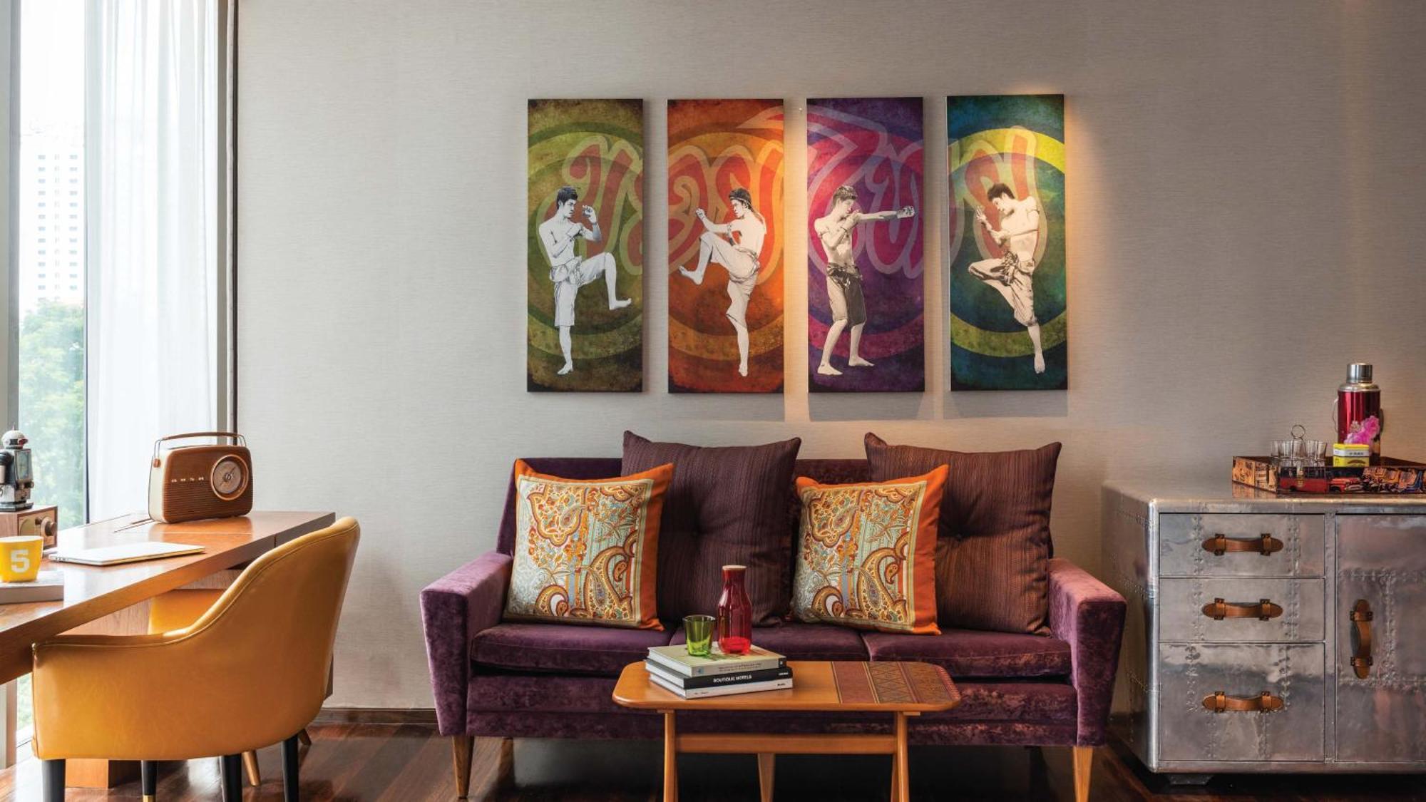 Hotel Indigo Bangkok Wireless Road By Ihg Zewnętrze zdjęcie A living room with a sofa